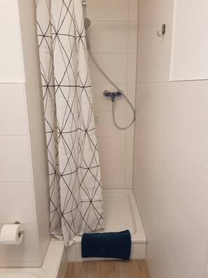 Shower, towels - Schäfergasse 16 (Maintal)