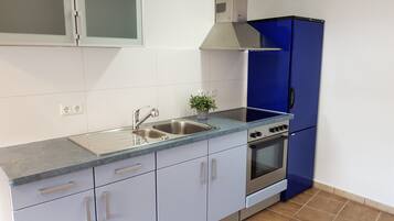 Kühlschrank, Herdplatte, Wasserkocher mit Kaffee-/Teezubehör