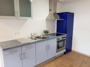 Fridge, stovetop, coffee/tea maker, cookware/dishes/utensils - Schäfergasse 16 (Maintal)