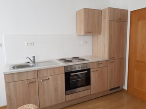 Kühlschrank, Herdplatte, Wasserkocher mit Kaffee-/Teezubehör