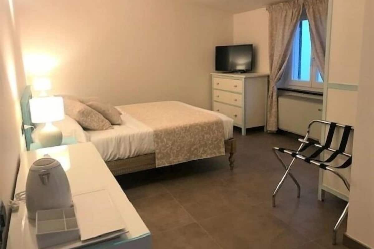 Kahden hengen huone, parveke, merinäköala (Vernazza) | Minibaari (osa tuotteista ilmaisia), tallelokero huoneessa