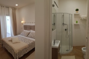 Habitación doble Deluxe (2) | Minibar, caja de seguridad en la habitación y escritorio 