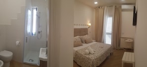 Dobbeltrom | Minibar, safe på rommet, skrivebord og skrivebord for bærbar PC