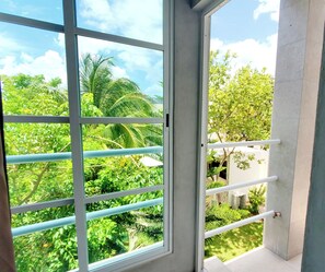 Design Room, 1 King Bed, Refrigerator & Microwave, Garden View | Terrace/patio