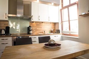 Apartament, 1 dormitori | Cuina privada | Frigorífic gran, microones, forn i placa de cuina 