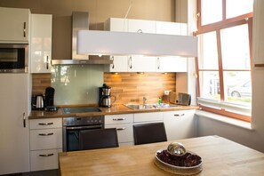 Apartment, 1 Bedroom | Private kitchen | Full-size fridge, microwave, oven, stovetop - Autorenhaus Franz Kafka (Heringsdorf)