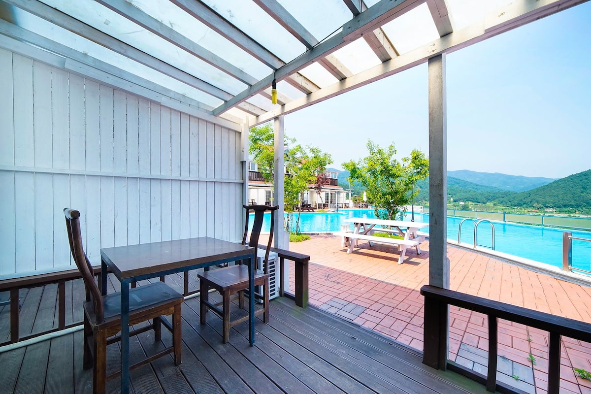 Deluxe Condo | Balcony