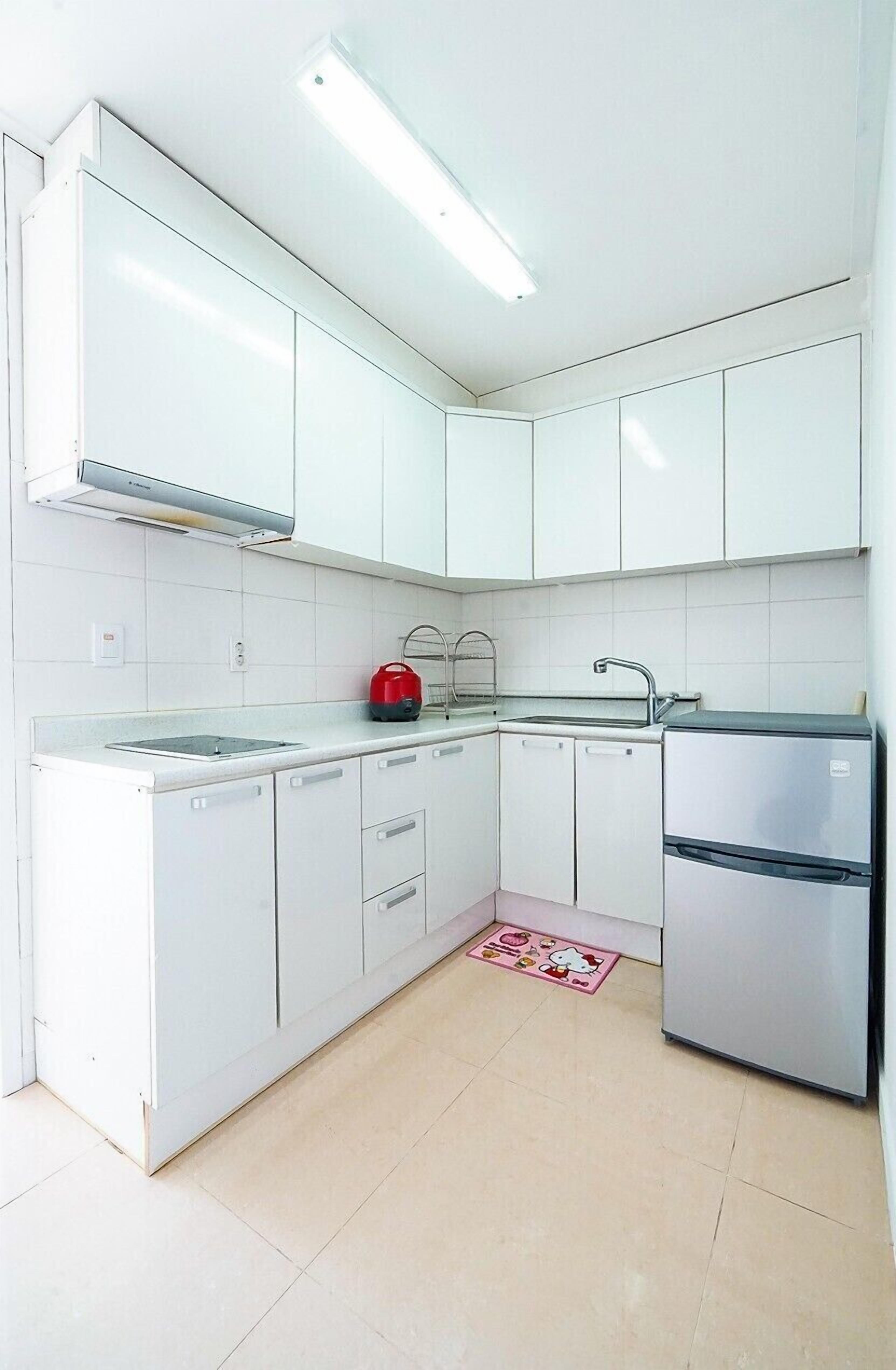 Honeymoon Room | Private kitchen | Fridge, microwave, stovetop, toaster