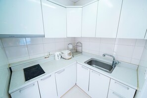 Apartamento Deluxe | Cocina privada | Frigorífico, microondas, placa de cocina y tostadora