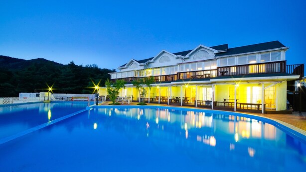 Outdoor pool - Yangyang Hillstar Pension (Yangyang)