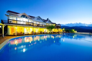 Front of property - evening/night - Yangyang Hillstar Pension (Yangyang)