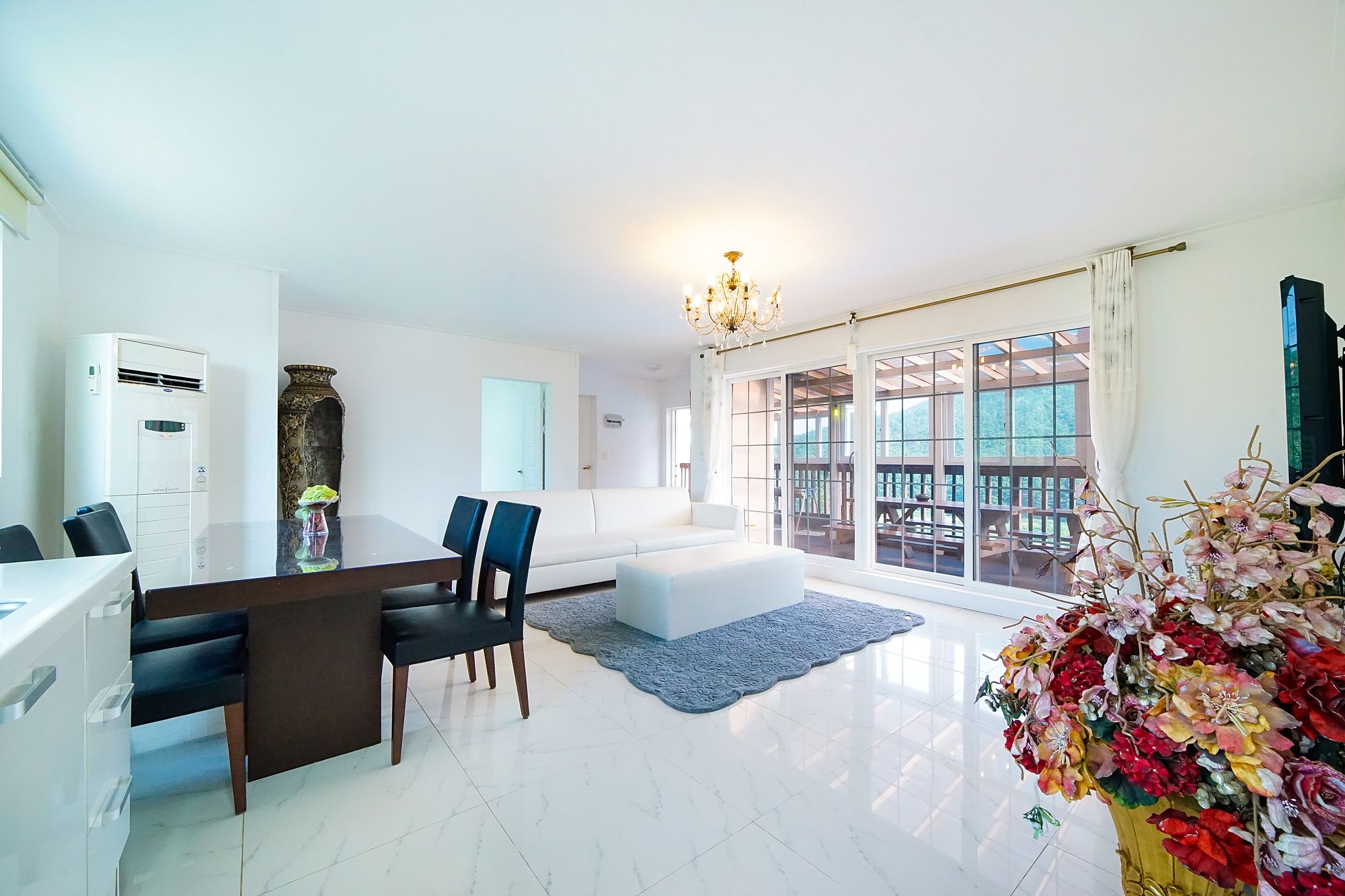 Executive Suite | Living area | 48-inch TV with cable channels