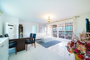 Executive Suite | Living area | 48-inch TV with cable channels