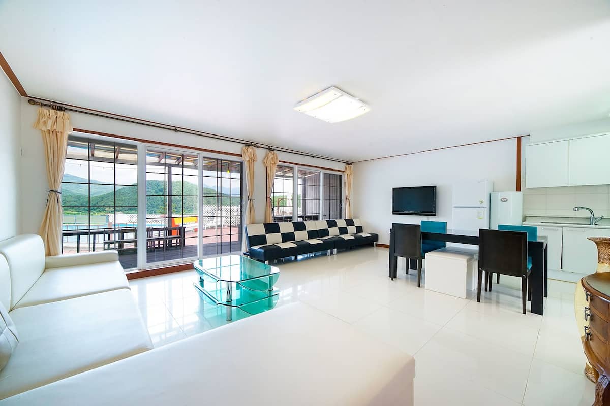 Business Condo | Living area