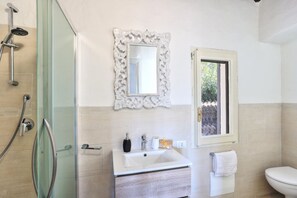 Douche, sèche-cheveux, bidet, serviettes fournies