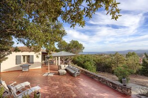 Terrace/patio - Villa Volpe: Exclusive Villa with Spacious Terrace and Sea View (Cala Ginepro)