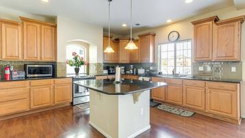 Fridge, microwave, stovetop, dishwasher