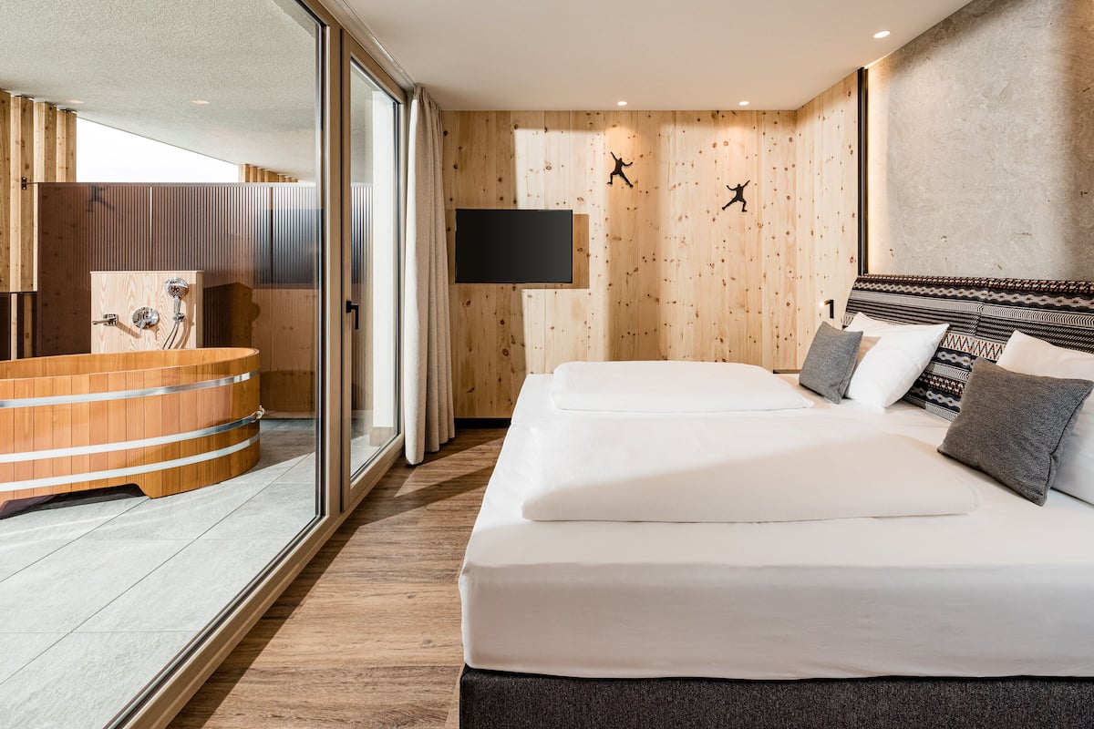 Deluxe suite, sauna, uitzicht op bergen | 1 slaapkamer, hypoallergeen beddengoed, een minibar, een bureau