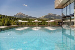 Piscine couverte, accès possible de 07 h 00 à 19 h 30, chaises longues 