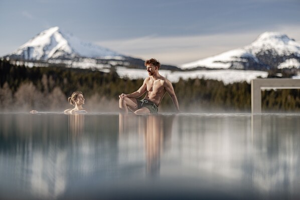Una piscina techada, sillones reclinables de piscina