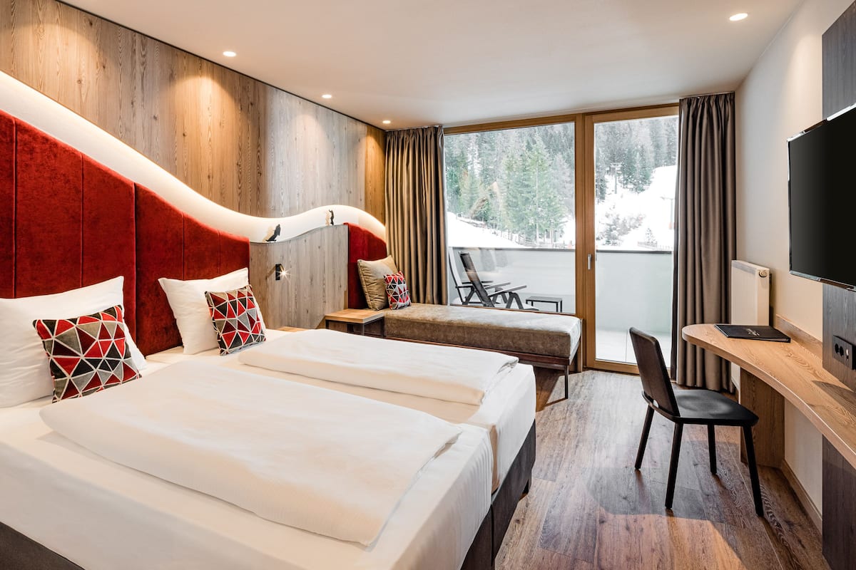 Chambre Double Classique, balcon, vue montagne | Literie hypoallergénique, minibar, bureau