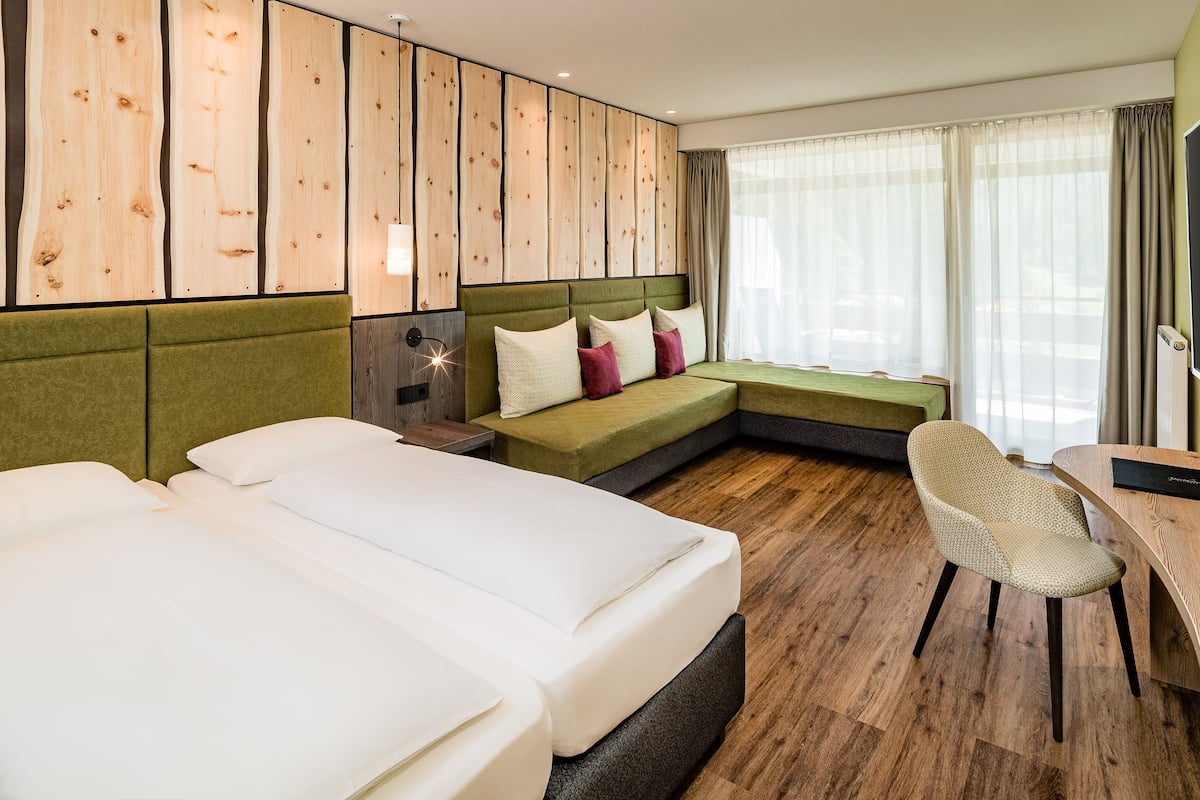 Panorama tweepersoonskamer, balkon, uitzicht op bergen | 1 slaapkamer, hypoallergeen beddengoed, een minibar, een bureau