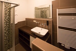 Apartment, 1 Schlafzimmer, Balkon | Badezimmer | Dusche, Haartrockner, Handtücher, Toilettenpapier