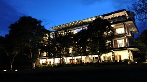 Depan hartanah - siang/malam