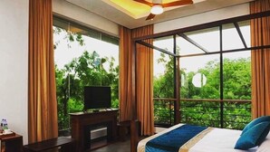Deluxe Single Room, 1 Bedroom, Lake View | Peralatan tempat tidur premium, bar mini, meja 