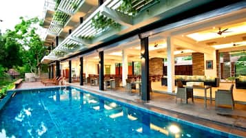 Outdoor pool, pool loungers