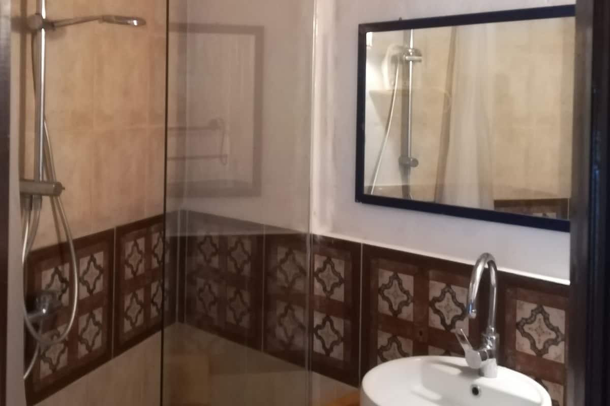 Classic Single Room | Bathroom | Shower, hair dryer, towels