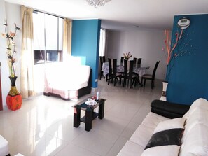 Télévision, vidéothèque, chaîne hi-fi