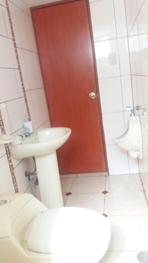 Douche, sèche-cheveux, savon, papier toilette