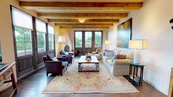 Condo (The Lincoln 402) | Ruang tamu | TV skrin rata, pendiangan