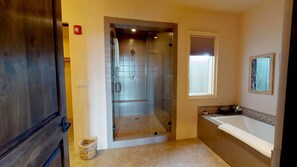 Condo (The Lincoln 402) | Bathroom | Shampoo