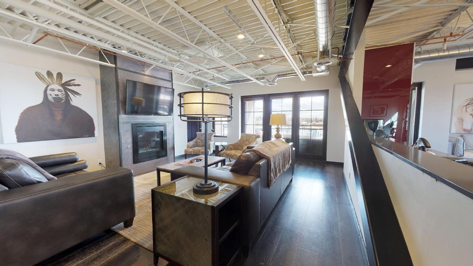 Condo (The Lincoln 503) | Phòng khách | TV màn hình phẳng, lò sưởi 