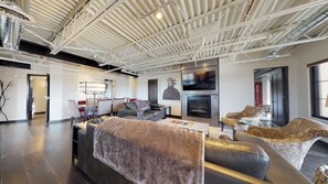 Condo (The Lincoln 503) | Phòng khách | TV màn hình phẳng, lò sưởi 