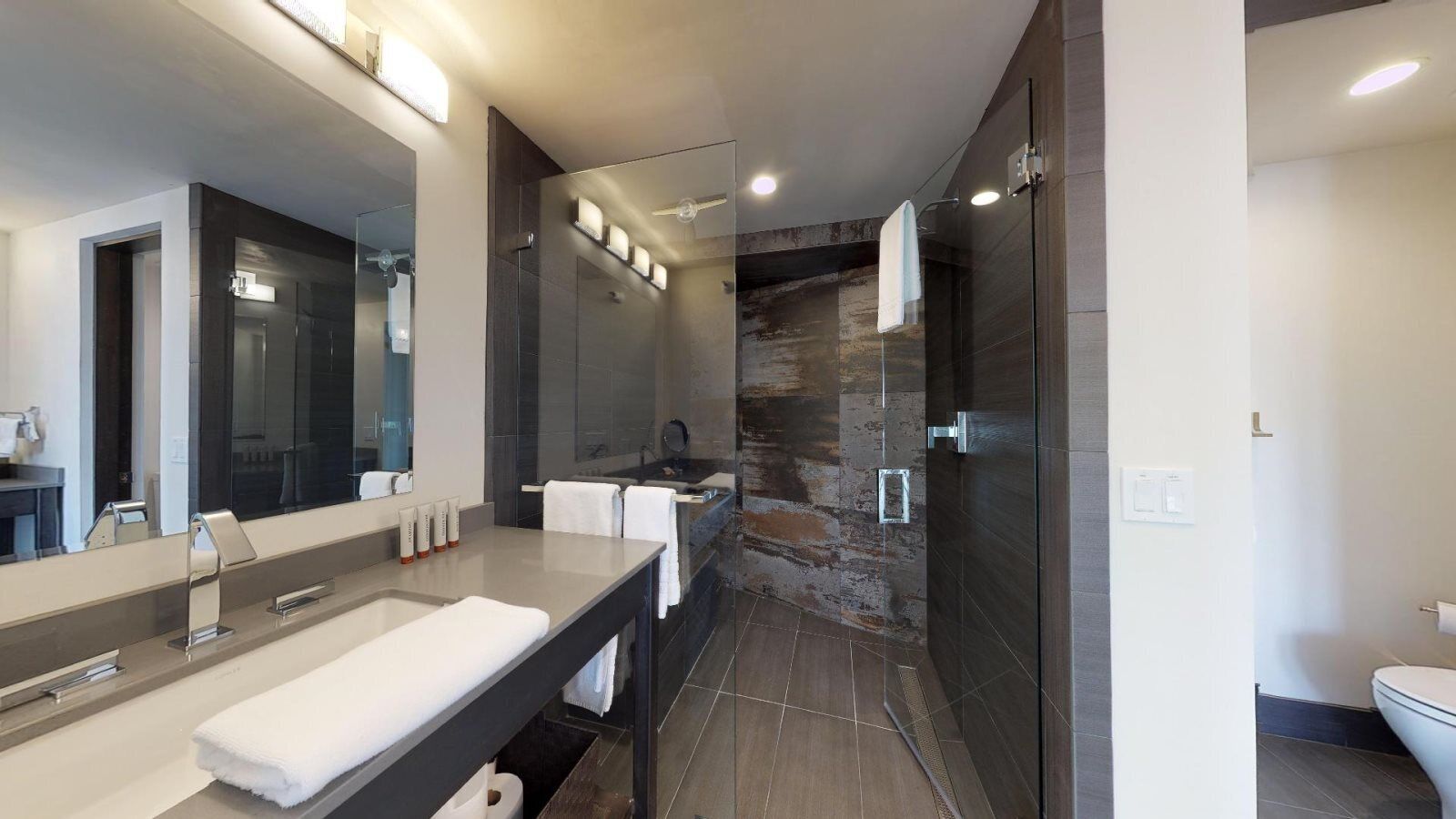 Condo (The Lincoln 503) | Phòng tắm | Dầu gội 