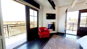 Apartment (The Lincoln 503)