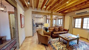 House | Living room | Flat-screen TV, fireplace