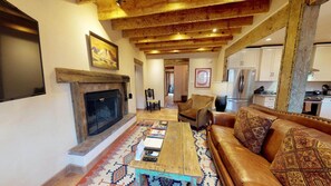 Ferienhaus | Wohnzimmer | Flachbildfernseher, Kamin