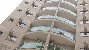 Un hotel de varios pisos con balcones y un letrero azul que dice "Luz do Mundo Hotel".