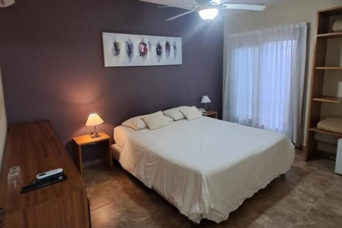 Minibar, caja de seguridad en la habitación y cortinas blackout 