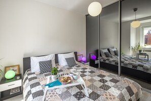 1 Schlafzimmer, Schreibtisch, schallisolierte Zimmer