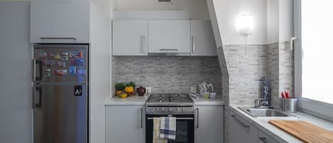 Réfrigérateur, four, plaque de cuisson, bouilloire électrique