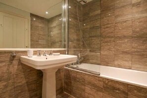 Apartment | Badezimmer | Badewanne und Dusche (separat), kostenlose Toilettenartikel