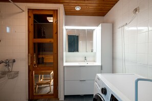 Comfort appartement | Badkamer | Een douche, handdoeken