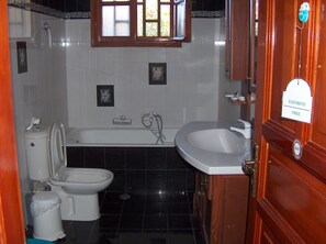 Basic Villa | Bathroom | Towels