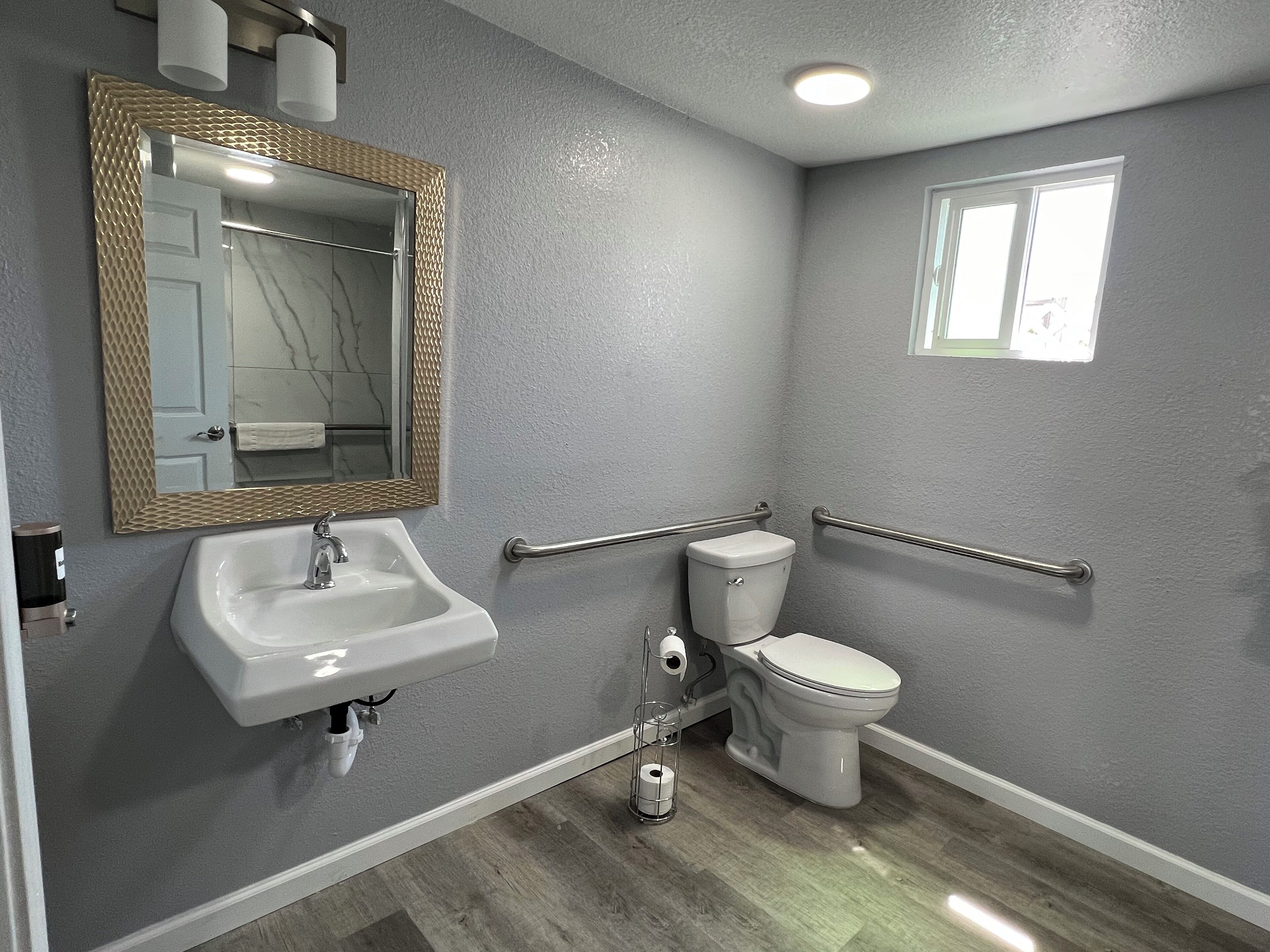 Standard Room, 1 Queen Bed, Accessible | Bathroom | Shower, free toiletries, hair dryer, towels