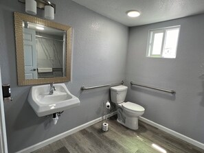 Standard Room, 1 Queen Bed, Accessible | Bathroom | Shower, free toiletries, hair dryer, towels - Sea Garden Inn Pismo Beach- San Luis Obispo (Pismo Beach)